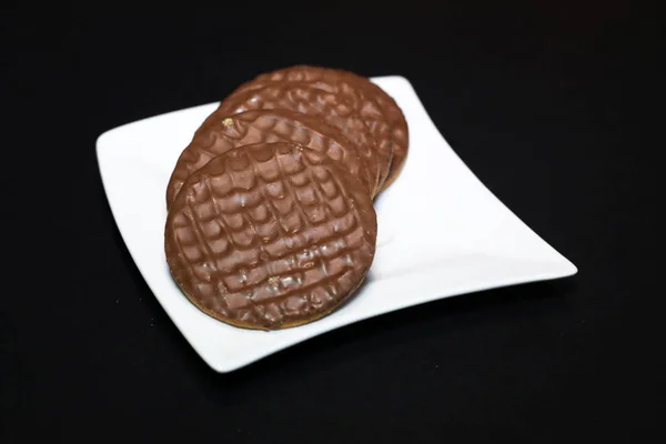 Biscuits au chocolat sur une assiette blanche — Photo