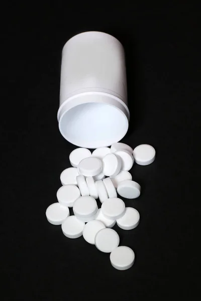 Pastillas blancas, medicamentos, en un fondo blach —  Fotos de Stock