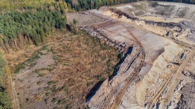 Açık kum madeninin havadan görünüşü