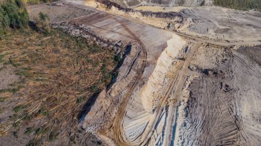 Açık kum madeninin havadan görünüşü