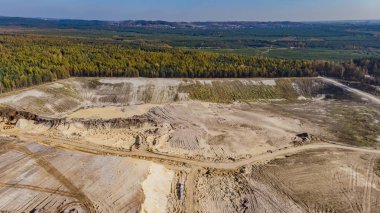 Açık kum madeninin havadan görünüşü