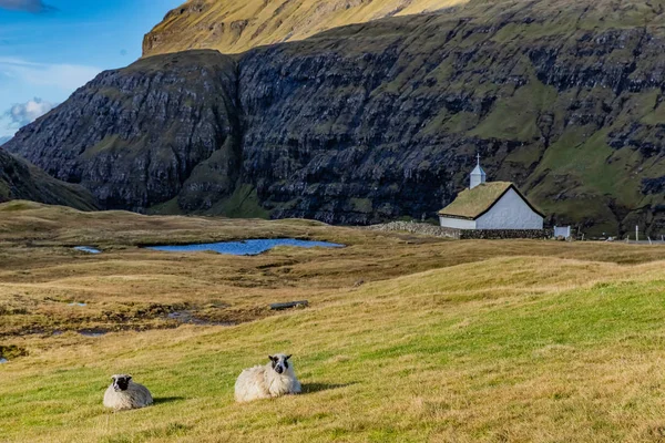 La vecchia chiesa nel villaggio Saksun . — Foto Stock