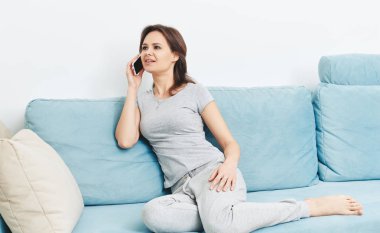 telefon konuşma mavi kanepede oturan kız