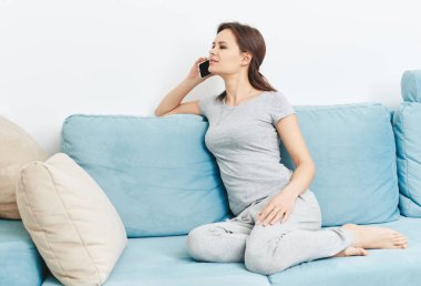 telefon konuşma mavi kanepede oturan kız