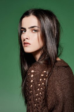 Kız Güzellik stüdyo portre yeşil zemin üzerine