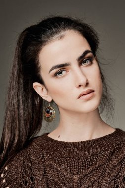 Kız Güzellik stüdyo portre gri arka plan üzerinde