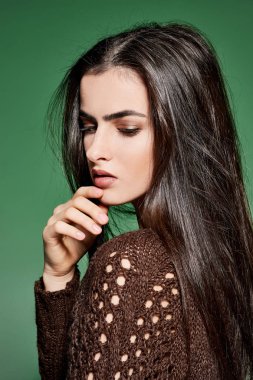 Kız Güzellik stüdyo portre yeşil zemin üzerine