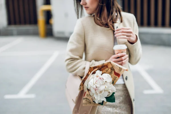 Stilvolle junge Frau Streetfashion Porträts — Stockfoto