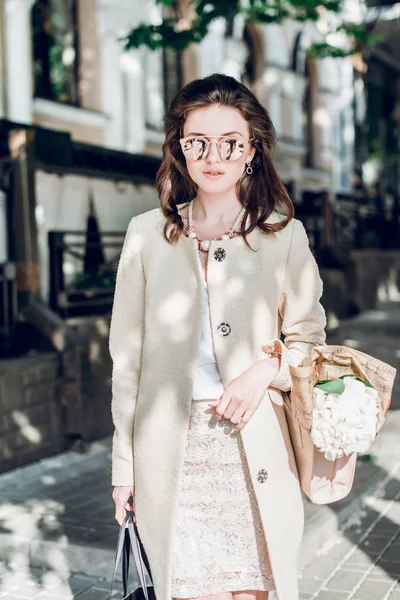 Snygg ung kvinna street mode porträtt — Stockfoto