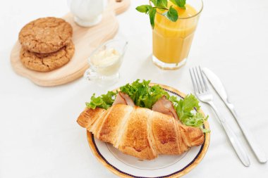 Kahvaltı brunch portakal suyu kruvasan sandviç