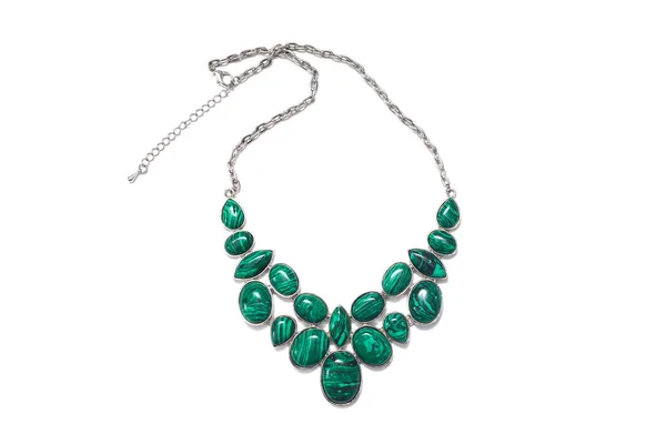Joyas bijouterie collar con piedras de malaquita verde y cadena de plata aislada —  Fotos de Stock