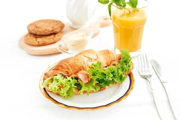 Завтрак бутерброд с апельсиновым соком — стоковое фото