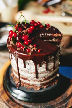 Eski ahşap masa üzerinde kırmızı meyveler üzümü ile çikolatalı kek