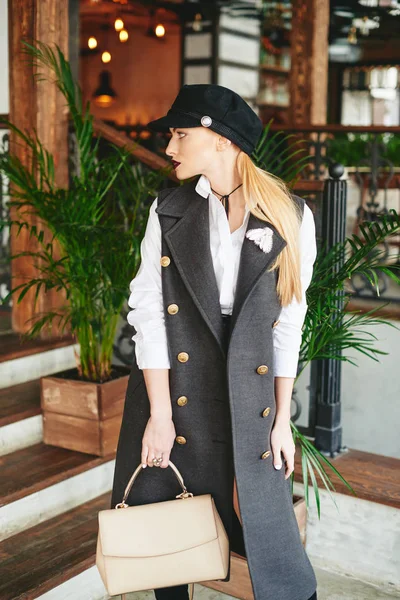 Hermosa chica mujer joven en vintage elegante interior — Foto de Stock