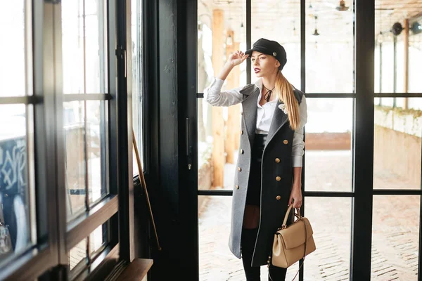 Beautiful girl young woman in vintage stylish interior — Stock Photo, Image