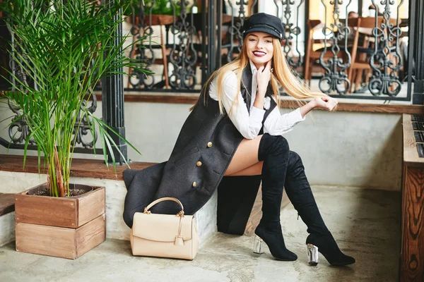 Hermosa chica mujer joven en vintage elegante interior — Foto de Stock