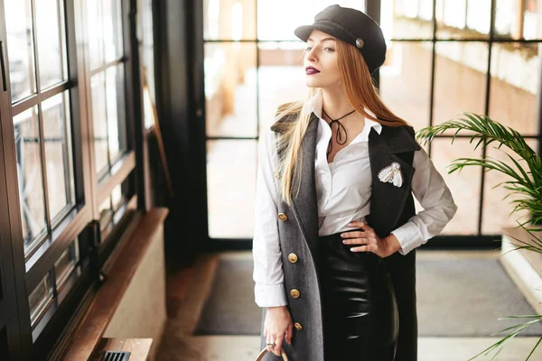 Beautiful girl young woman in vintage stylish interior — Stock Photo, Image