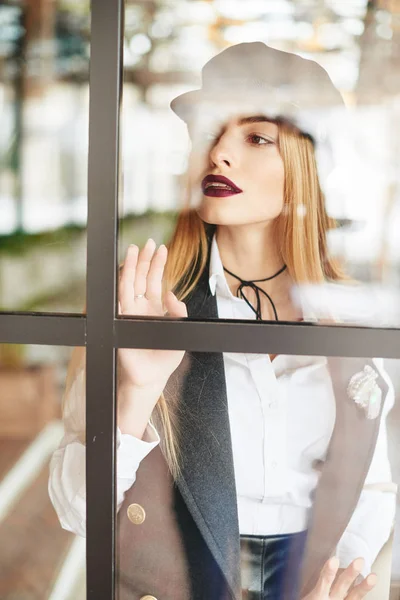 Hermosa chica de moda sentada en la ventana del restaurante cafetería — Foto de Stock