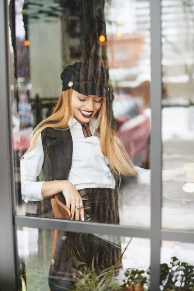 Hermosa chica de moda sentada en la ventana del restaurante cafetería — Foto de Stock