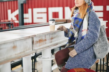 Dnipro, Ukrayna 11/01/2017 Kubometr Cafe, kahve sokak stili ile kız