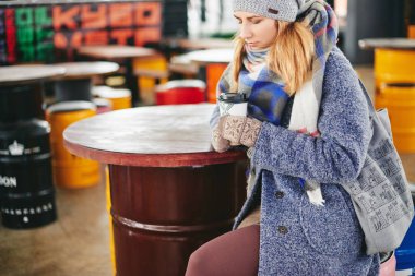 Dnipro, Ukrayna 11/01/2017 Kubometr Cafe, kahve sokak stili ile kız