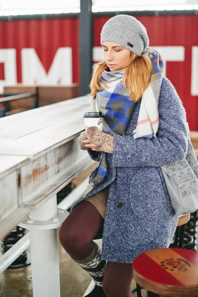 Dnipro, Ukraine 11 / 01 / 2017 Kubometr cafe, Girl with coffee street style — стоковое фото