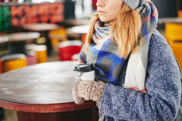 Dnipro, Ukraine 11 / 01 / 2017 Kubometr cafe, Girl with coffee street style — стоковое фото