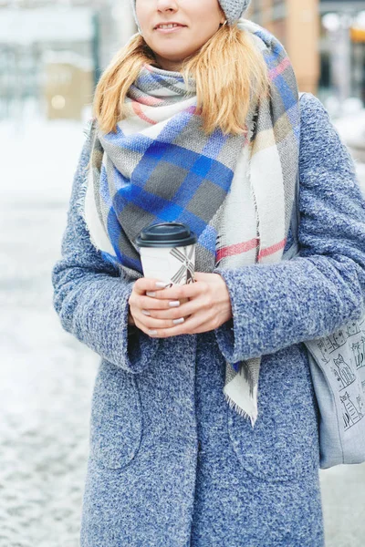 Menina de casaco cinza, chapéu e lenço com xícara de café na rua de inverno — Fotografia de Stock