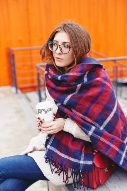 İskoç hücre ile gözlük ve battaniye Fularlı Kız