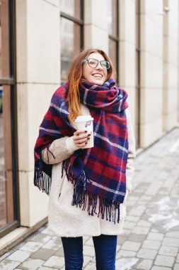 İskoç hücre ile gözlük ve battaniye Fularlı Kız
