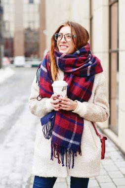 İskoç hücre ile gözlük ve battaniye Fularlı Kız