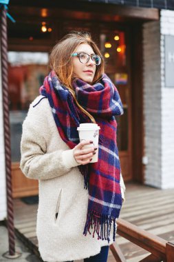 İskoç hücre ile gözlük ve battaniye Fularlı Kız