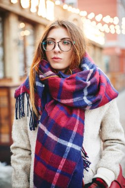 İskoç hücre ile gözlük ve battaniye Fularlı Kız