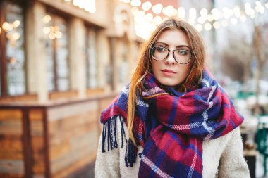 İskoç hücre ile gözlük ve battaniye Fularlı Kız
