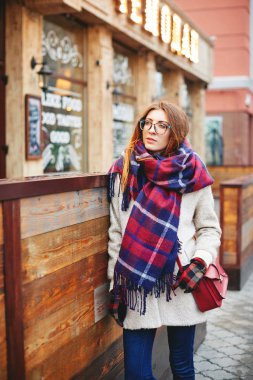 İskoç hücre ile gözlük ve battaniye Fularlı Kız