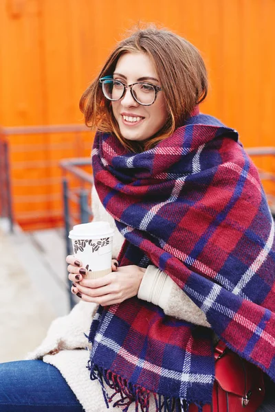 Chica en gafas y manta bufanda con célula escocesa — Foto de Stock