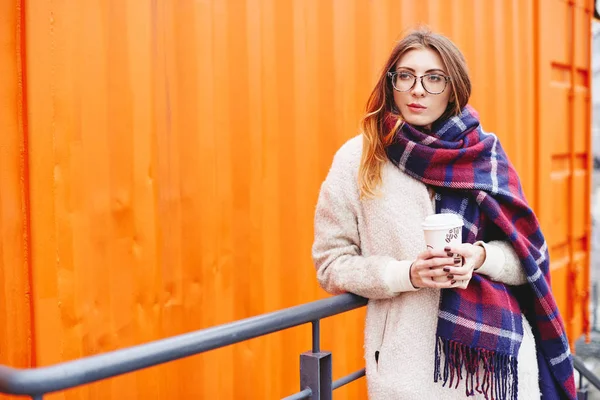 Chica en gafas y manta bufanda con célula escocesa — Foto de Stock