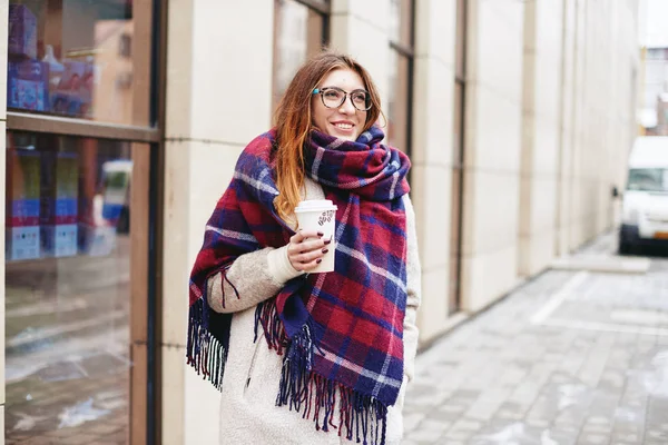 Mädchen mit Brille und Schal mit schottischer Zelle — Stockfoto