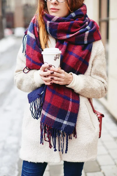 Dívka v brýle a deku šátek s skotský buňky — Stock fotografie