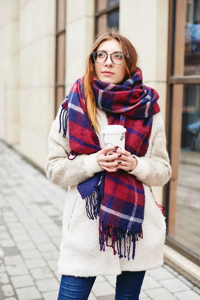 Menina em óculos e lenço cobertor com célula escocesa — Fotografia de Stock