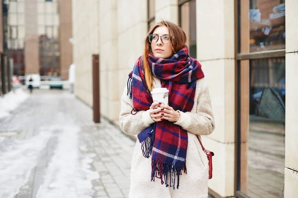 Flicka i glasögon och blanket scarf med skotska cell — Stockfoto
