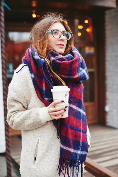 Девушка в очках и платке с шотландской камерой — стоковое фото