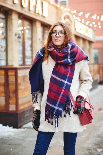 Flicka i glasögon och blanket scarf med skotska cell — Stockfoto