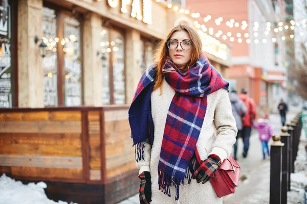 Flicka i glasögon och blanket scarf med skotska cell — Stockfoto