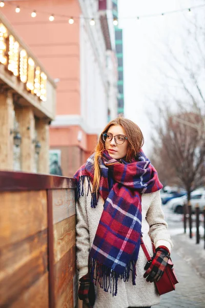 Dívka v brýle a deku šátek s skotský buňky — Stock fotografie