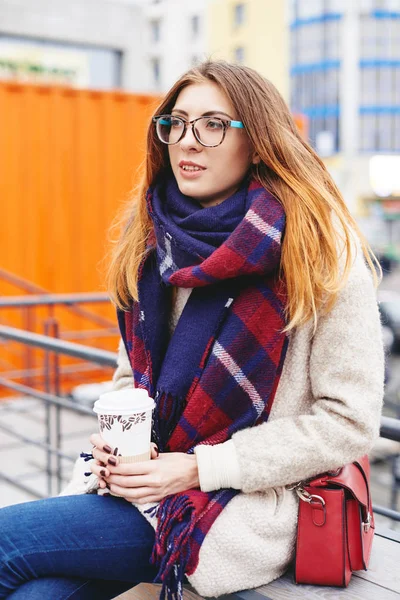 Menina em óculos e lenço cobertor com célula escocesa — Fotografia de Stock