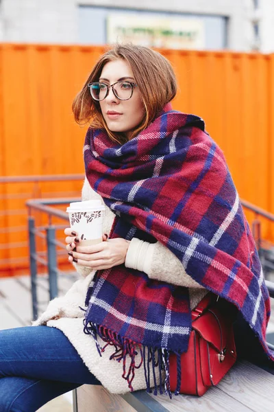 Chica en gafas y manta bufanda con célula escocesa — Foto de Stock