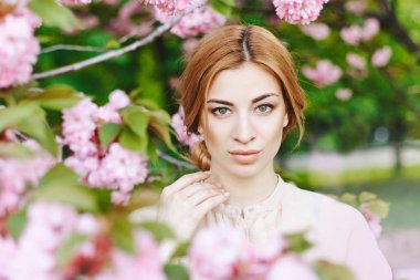Kiraz çiçeği arka plan güzel kız portresi