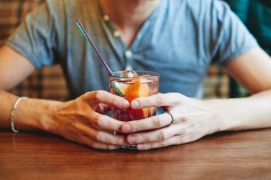 Adam kokteyl içiyor.