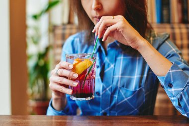 Kadın kokteyl içiyor.